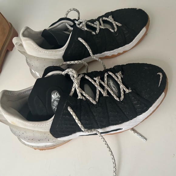 Lebron Basketball shoes, size 6, used for one season and only worn on the court - Picture 1 of 4